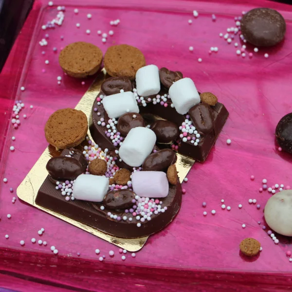 Chocolade letter versieren